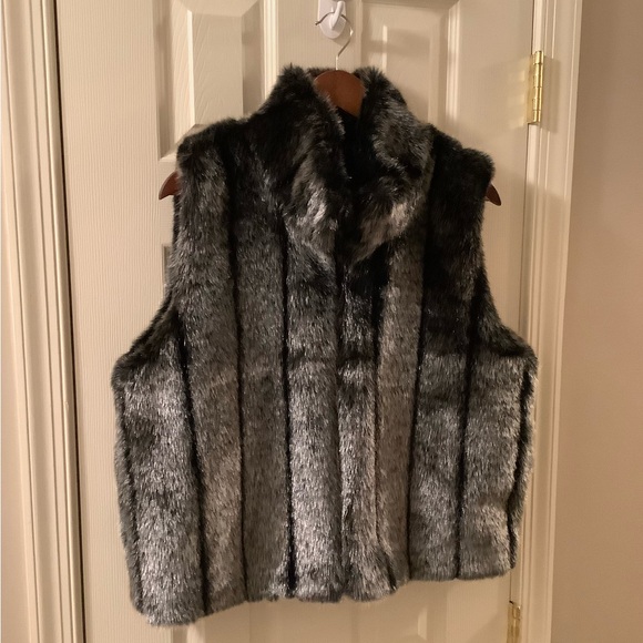 Elegant Black Faux Fur Vest Size Large - Picture 13 of 16